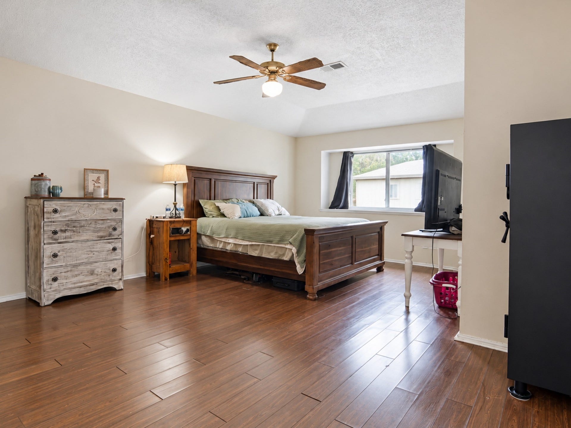 406 Walnut Street, Lake Jackson, TX 77566 Master bedroom.