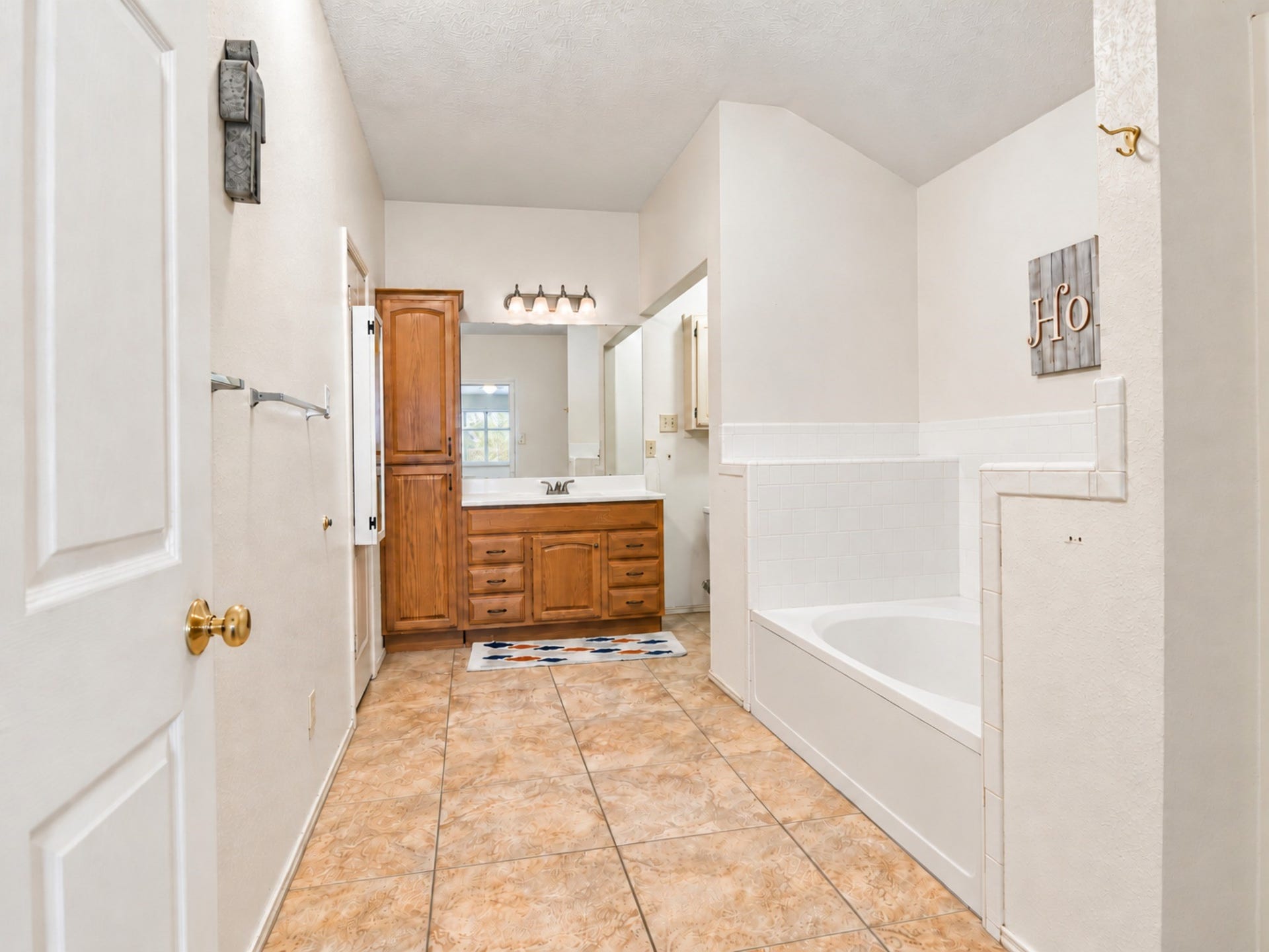 406 Walnut Street, Lake Jackson, TX 77566 Master bathroom.