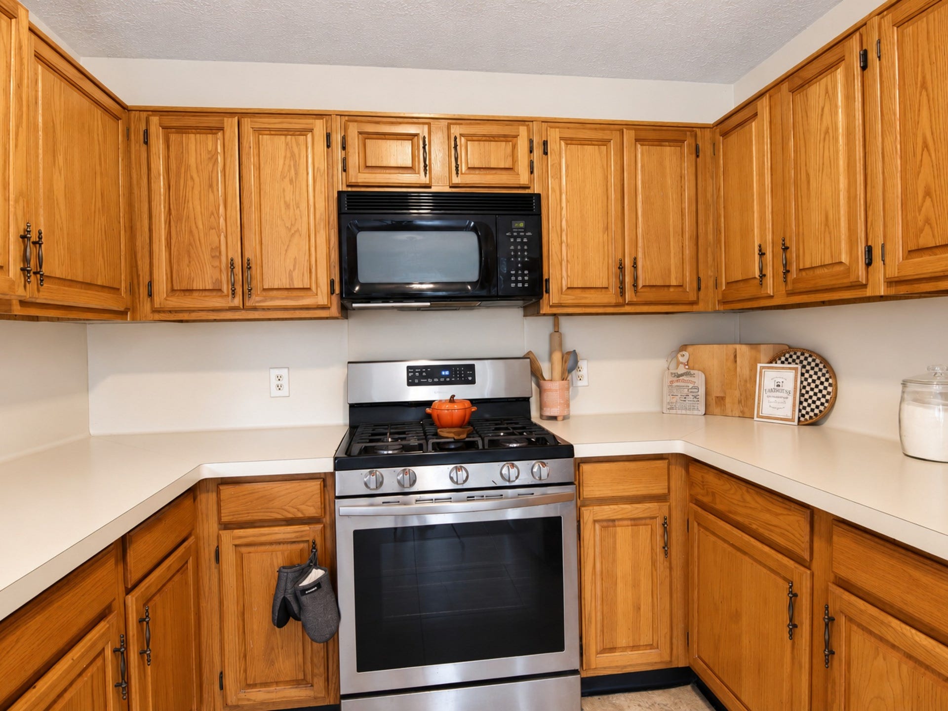 406 Walnut Street, Lake Jackson, TX 77566 Updated appliances.