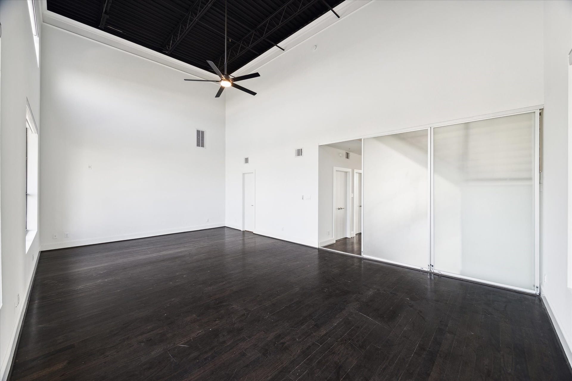 Large primary bedroom on the 1st floor.