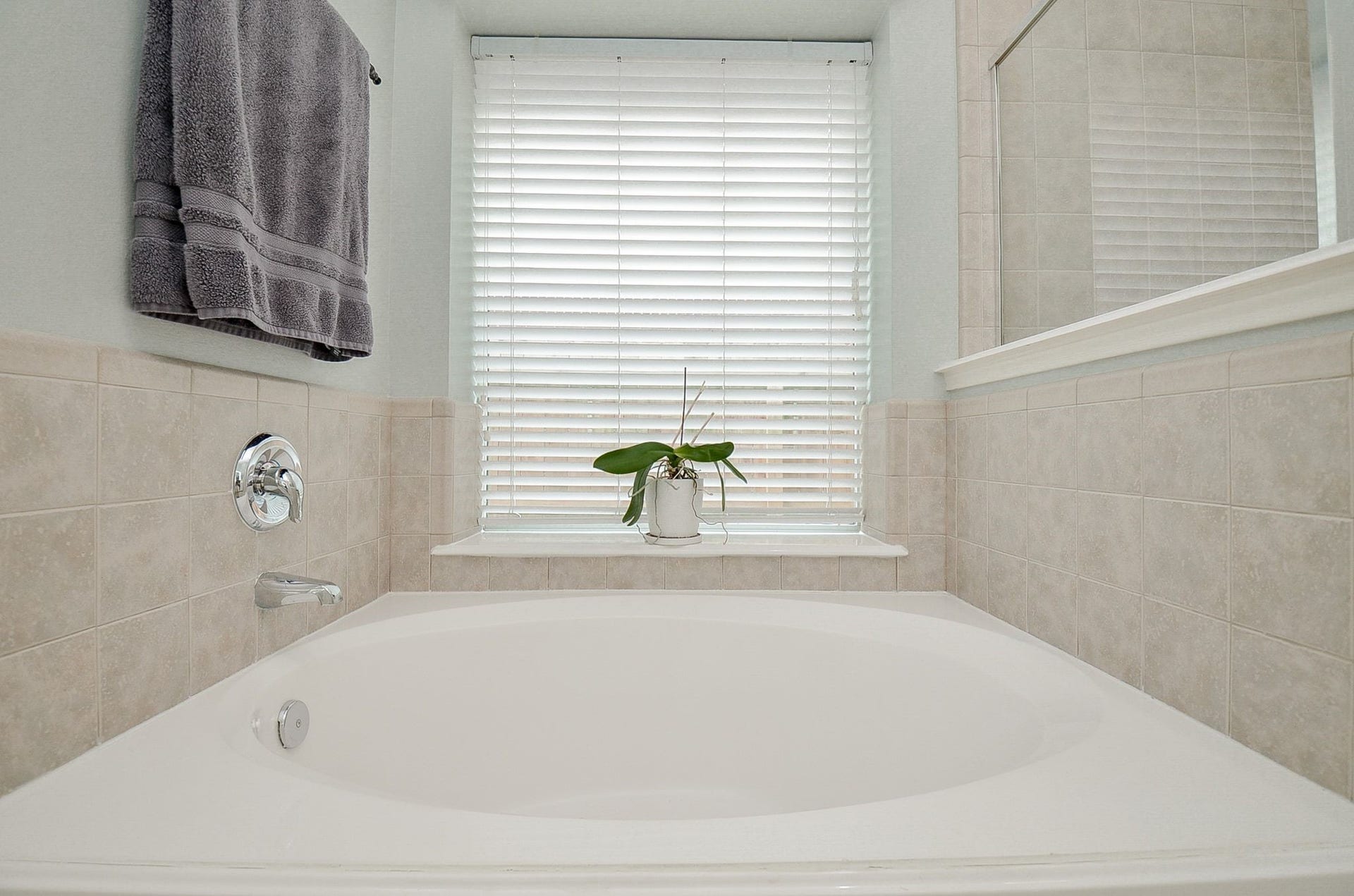 3706 Cane Lake Drive, Richmond, TX 77406 Primary Bathroom soaking tub