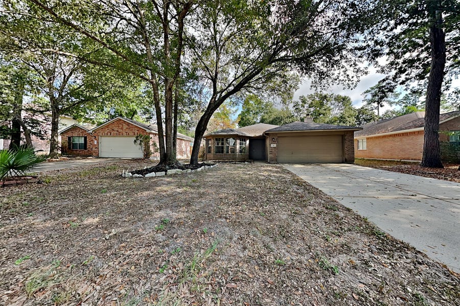 Property photo for 10 Windswept Oaks Place, Conroe, TX