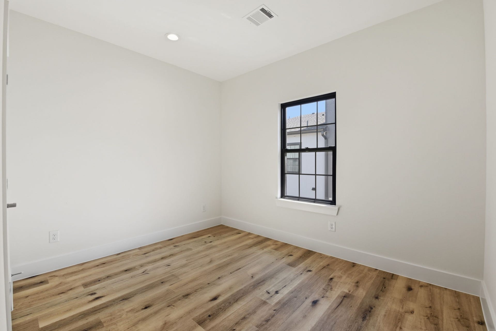 11930 S Hoa Sen Circle, Houston, TX 77072 Well-sized secondary bedroom with natural light and flexible use.