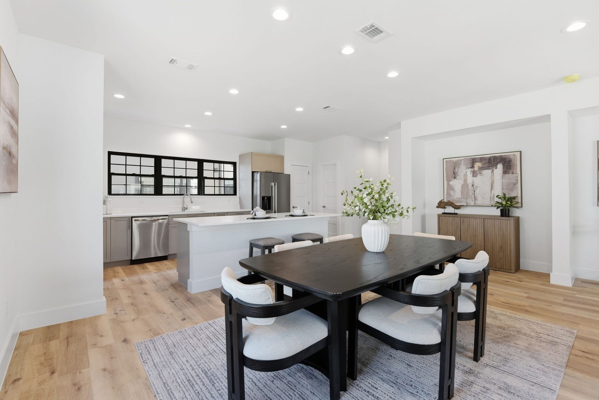 11930 S Hoa Sen Circle, Houston, TX 77072 Built-in wall nooks in the dining area ideal for a bar cart, coffee station, or custom display space.