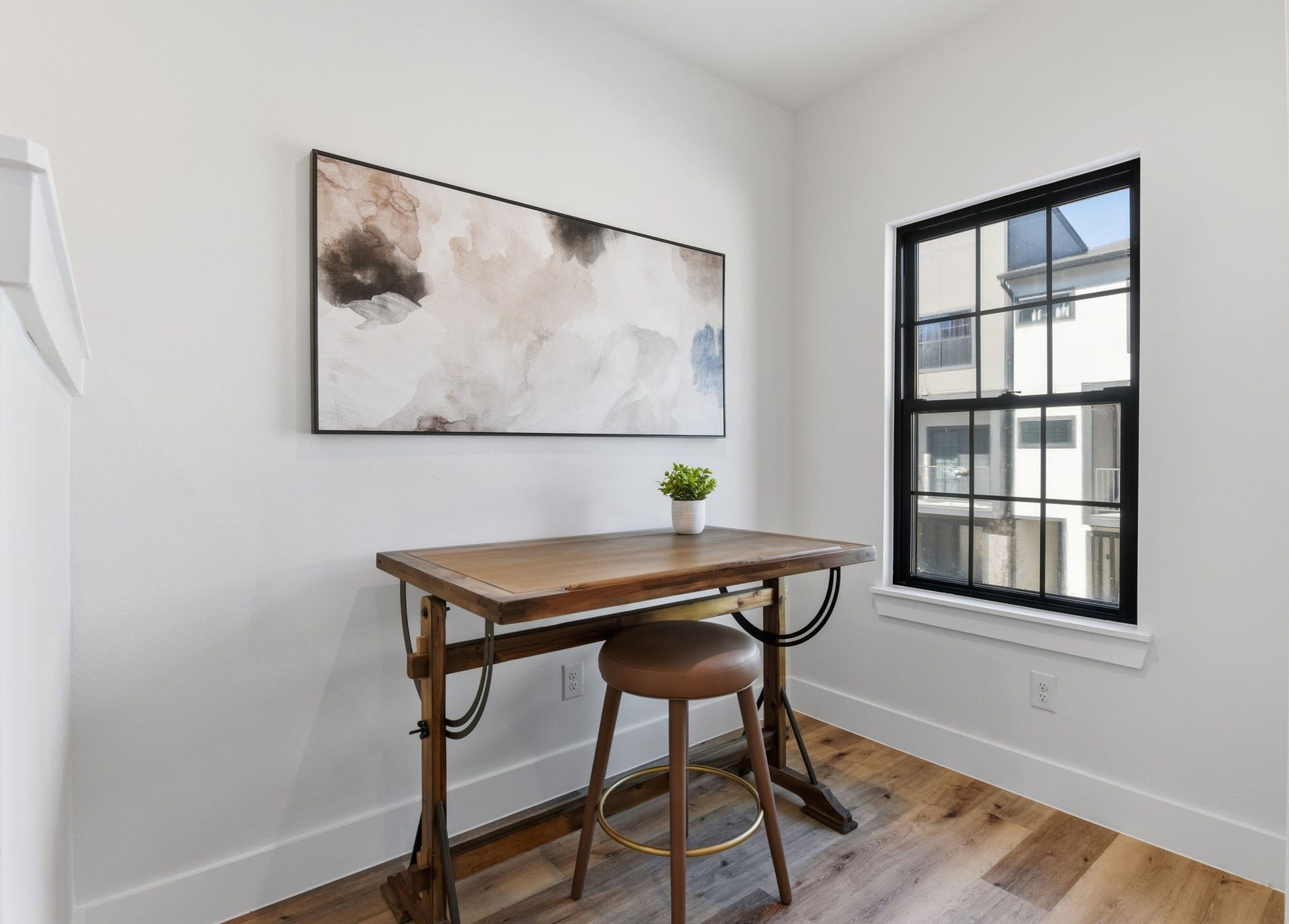 11930 S Hoa Sen Circle, Houston, TX 77072 Versatile office corner or flex space located just off the living room, perfect for a home office, study, or creative area.