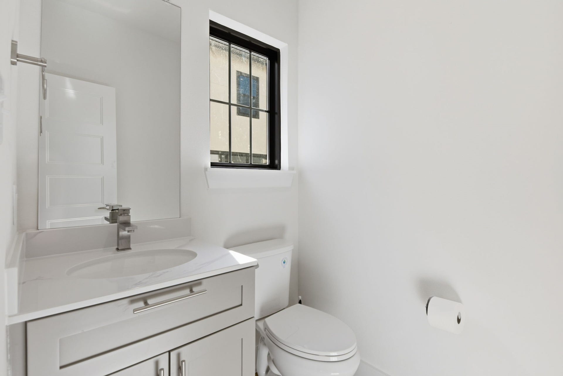 11930 S Hoa Sen Circle, Houston, TX 77072 Conveniently located on the main living floor, perfect for guest use.