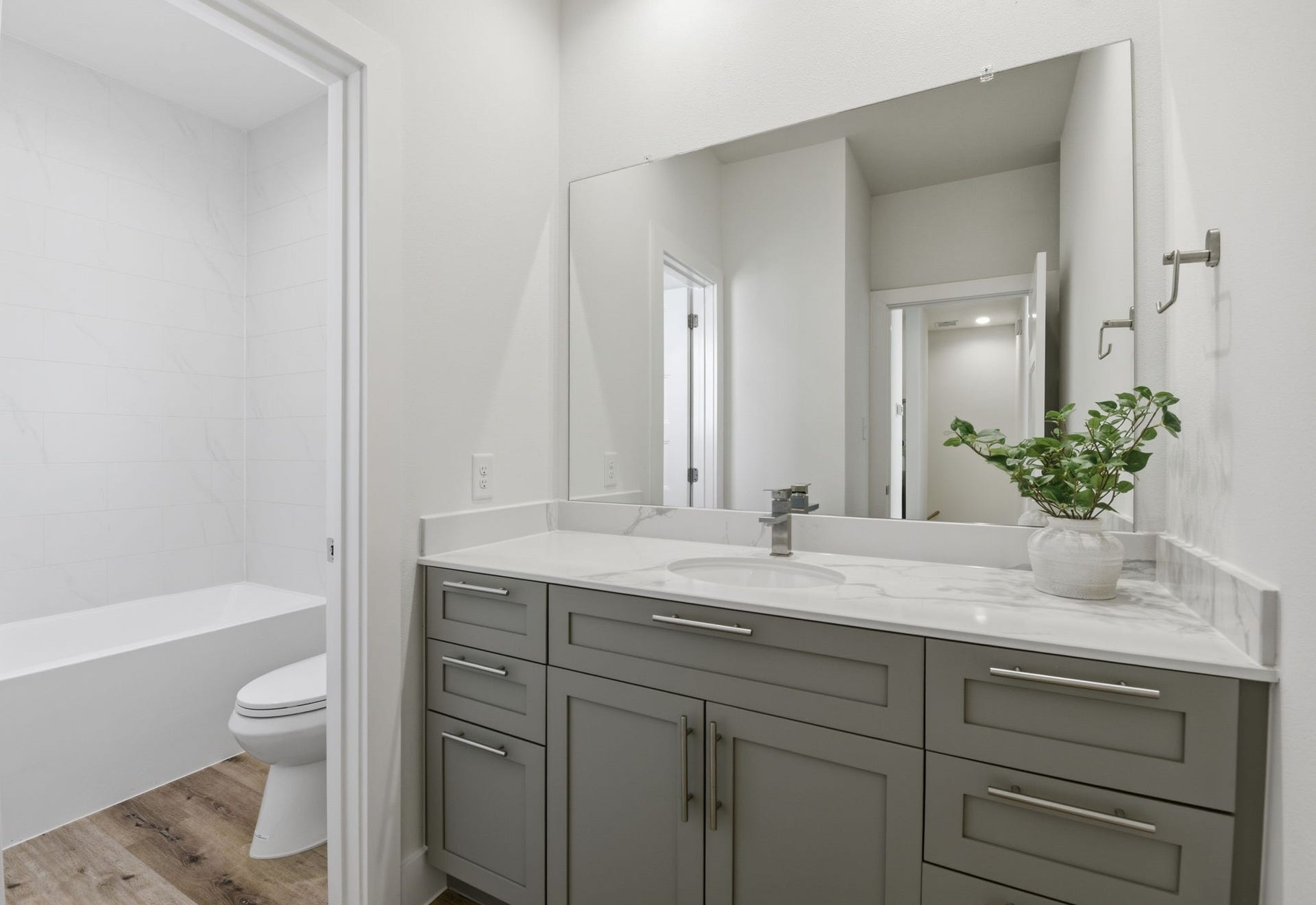 11930 S Hoa Sen Circle, Houston, TX 77072 Full secondary bath with contemporary fixtures.