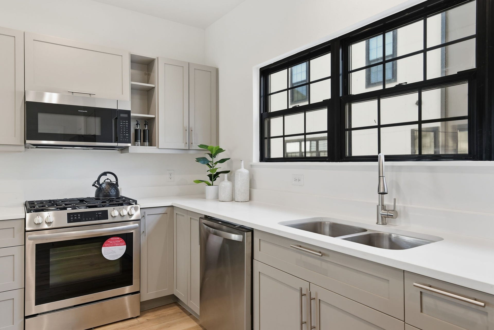 11930 S Hoa Sen Circle, Houston, TX 77072 High-quality crafted kitchen cabinetry in modern tones with sleek, smooth surfaces and ample storage space. (Photos are from the Model Home - and for representation only)