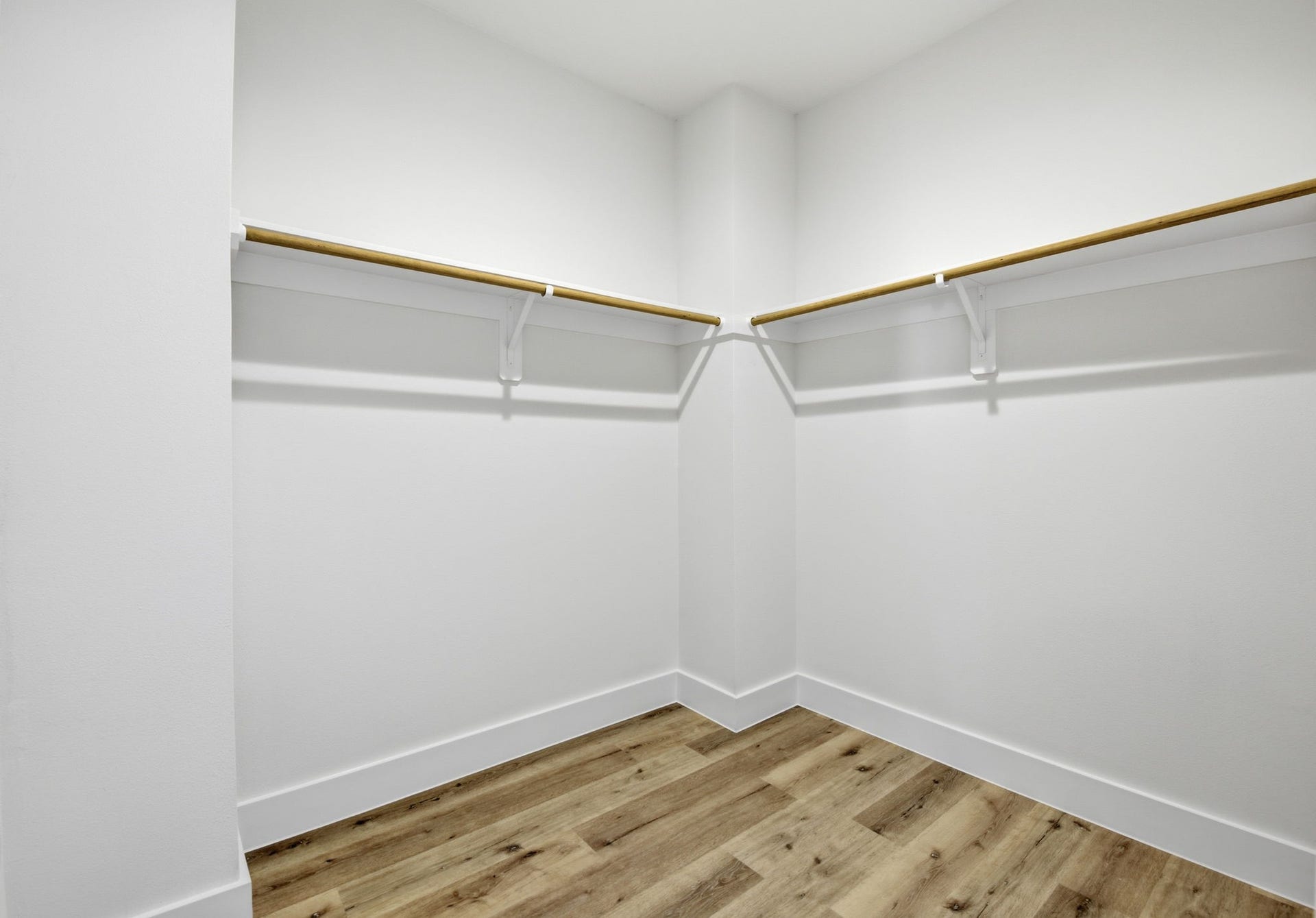 11930 S Hoa Sen Circle, Houston, TX 77072 Spacious primary closet