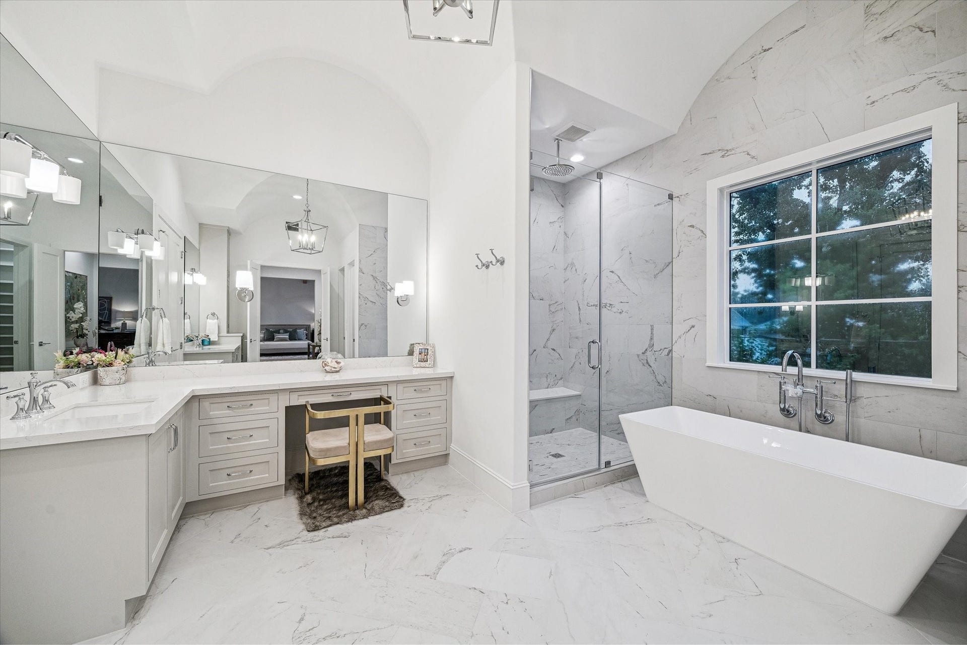 2514 Southgate Boulevard, Houston, TX 77030 Primary Bathroom