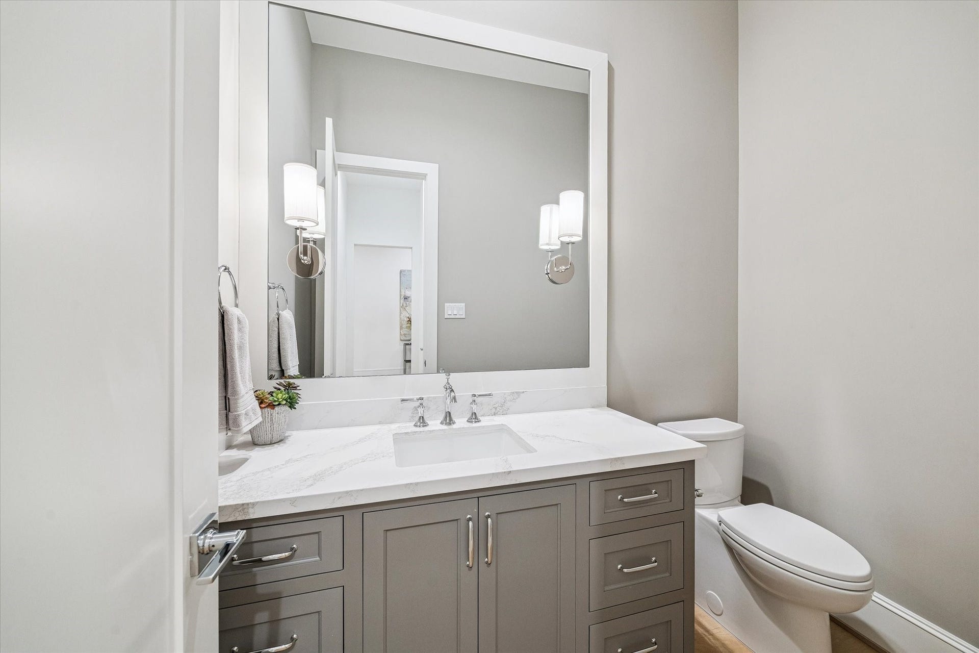 2514 Southgate Boulevard, Houston, TX 77030 1st Floor Powder Bathroom