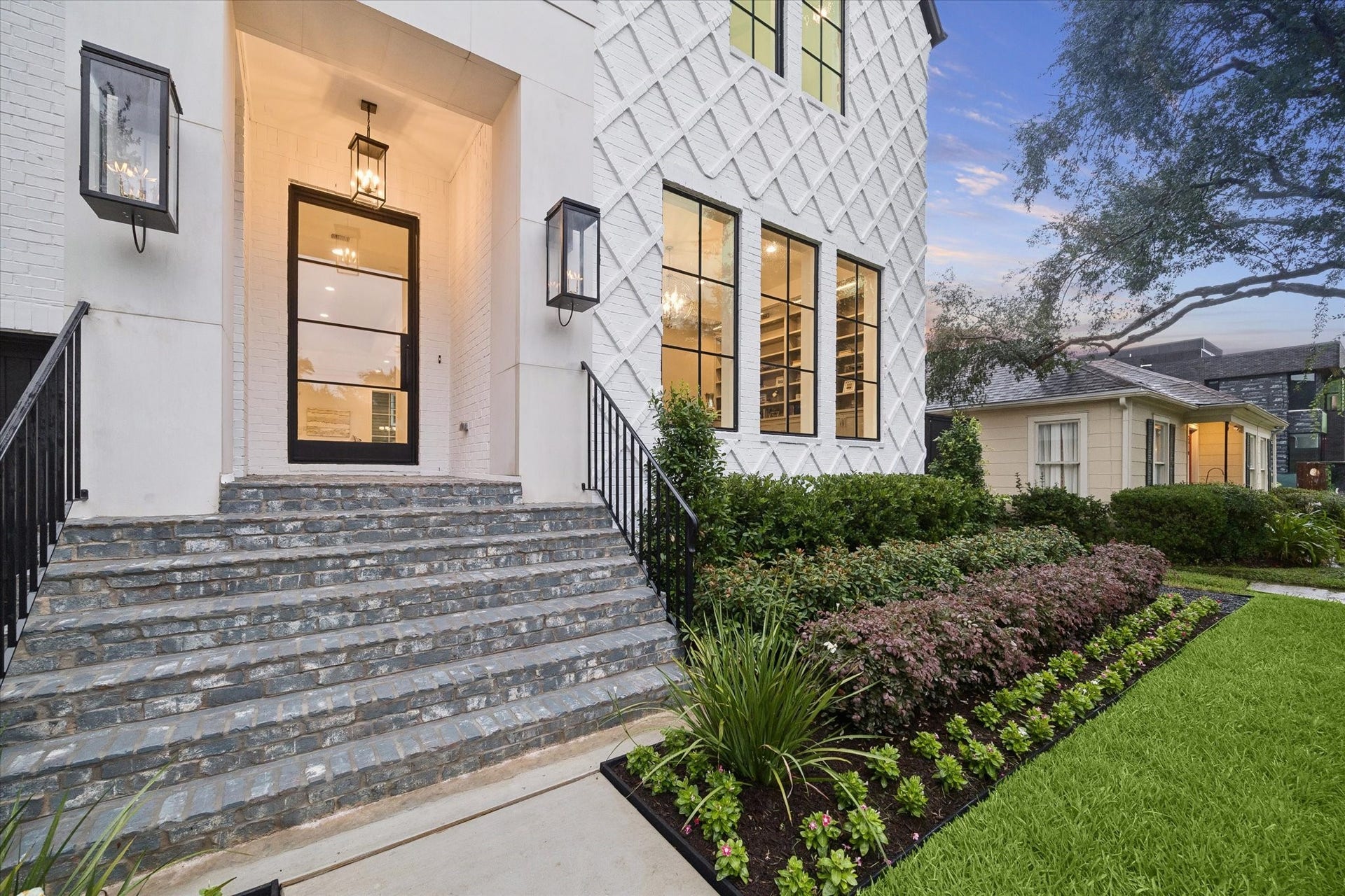 2514 Southgate Boulevard, Houston, TX 77030 Front Porch Entry