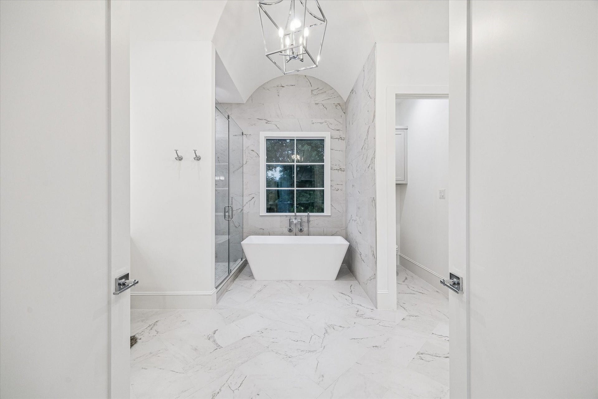 2514 Southgate Boulevard, Houston, TX 77030 Primary Bathroom