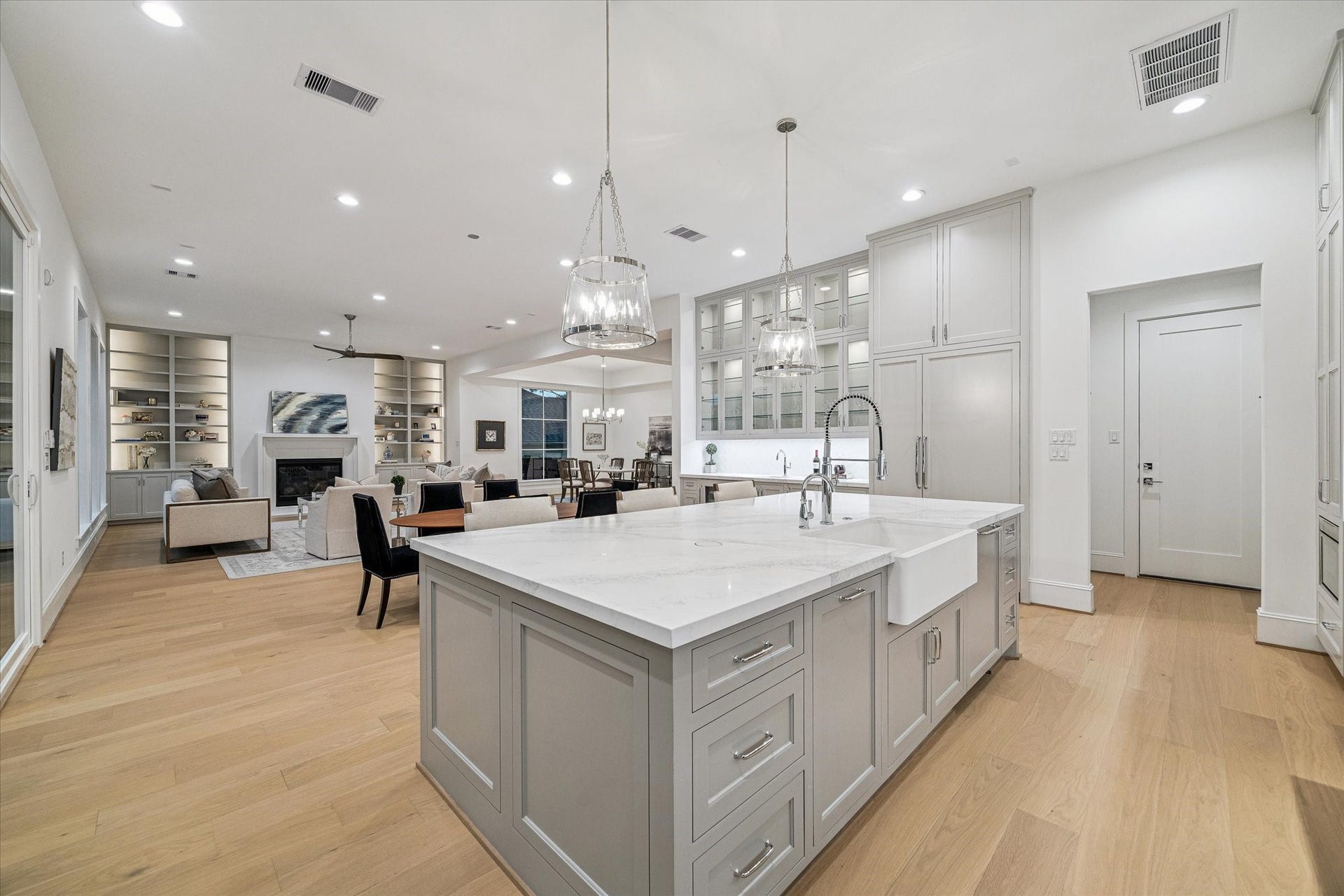 2514 Southgate Boulevard, Houston, TX 77030 Open Kitchen to the Bar/Breakfast/Family Room