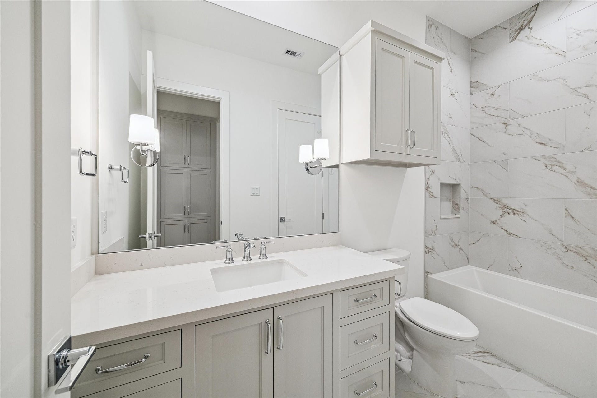 2514 Southgate Boulevard, Houston, TX 77030 Secondary Bathroom