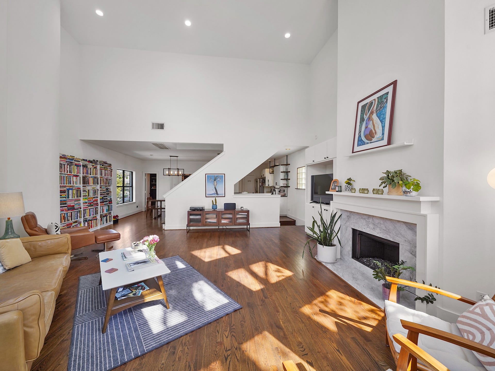 Discover a spacious living area with a cozy fireplace, ideal for both relaxation and entertaining.