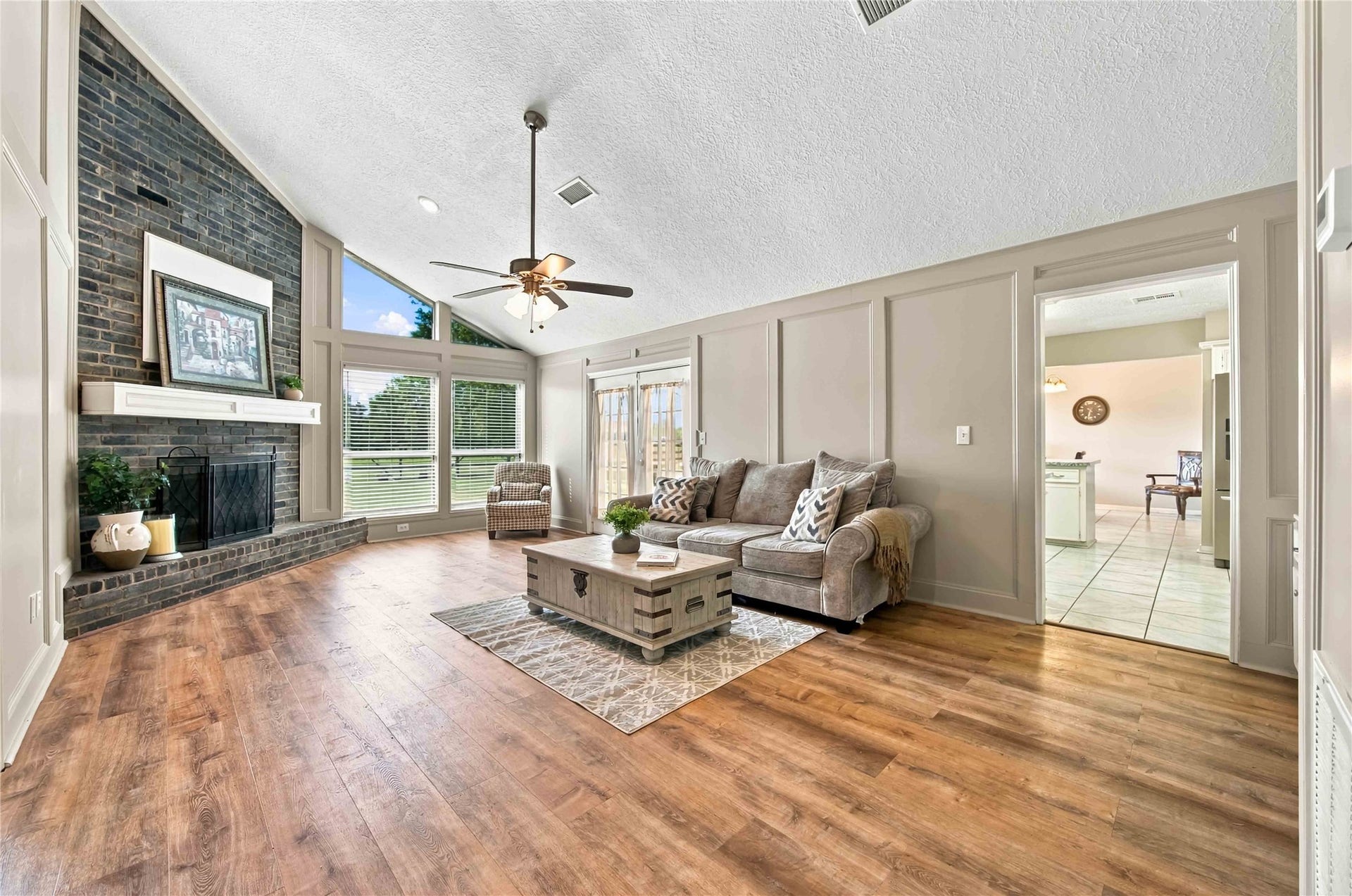 4697 Wickwillow Lane, Alvin, TX 77511 Family room with vaulted ceiling.