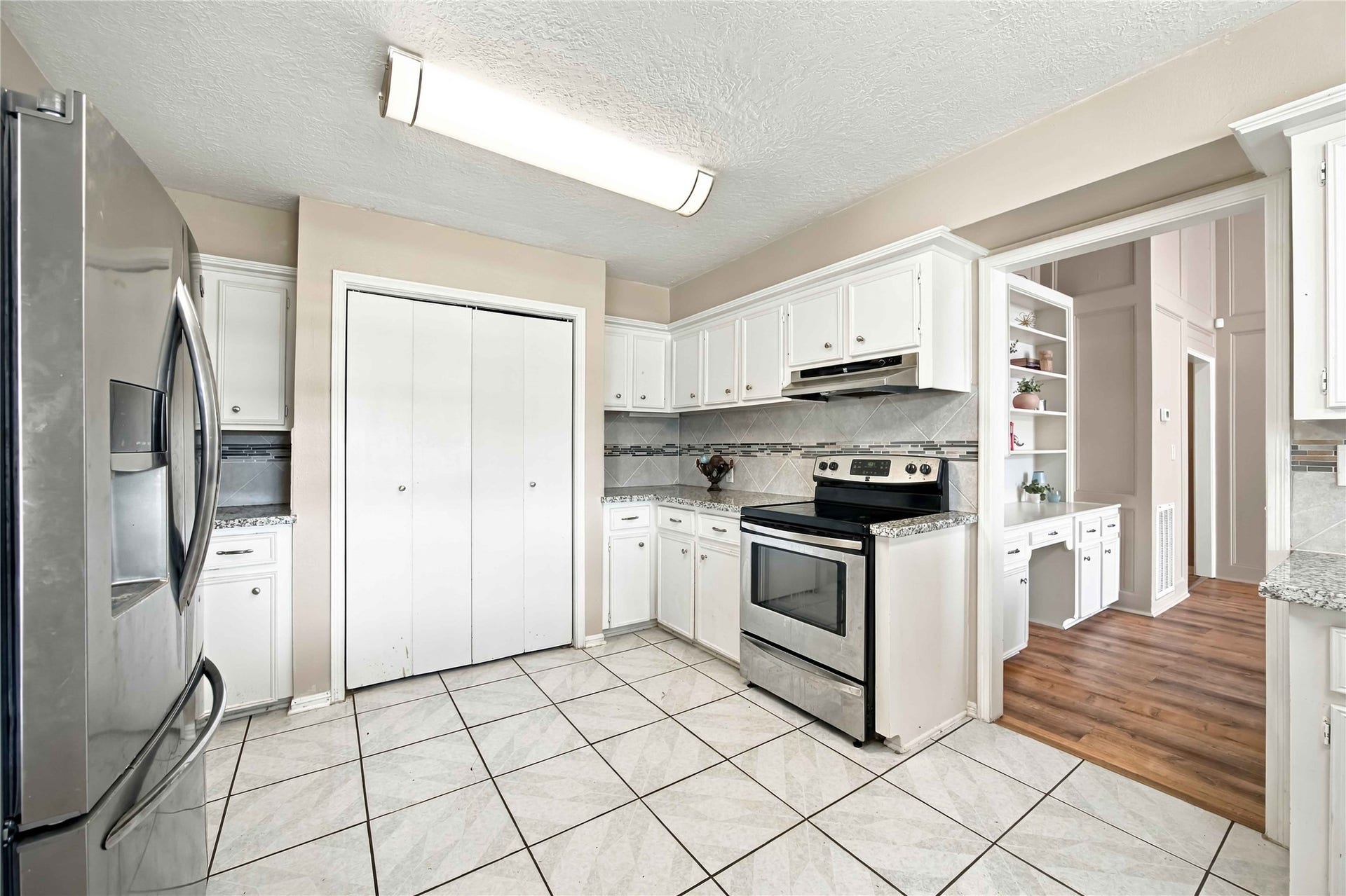 4697 Wickwillow Lane, Alvin, TX 77511 Kithen large for 2 or 3 of the chefs in the home.