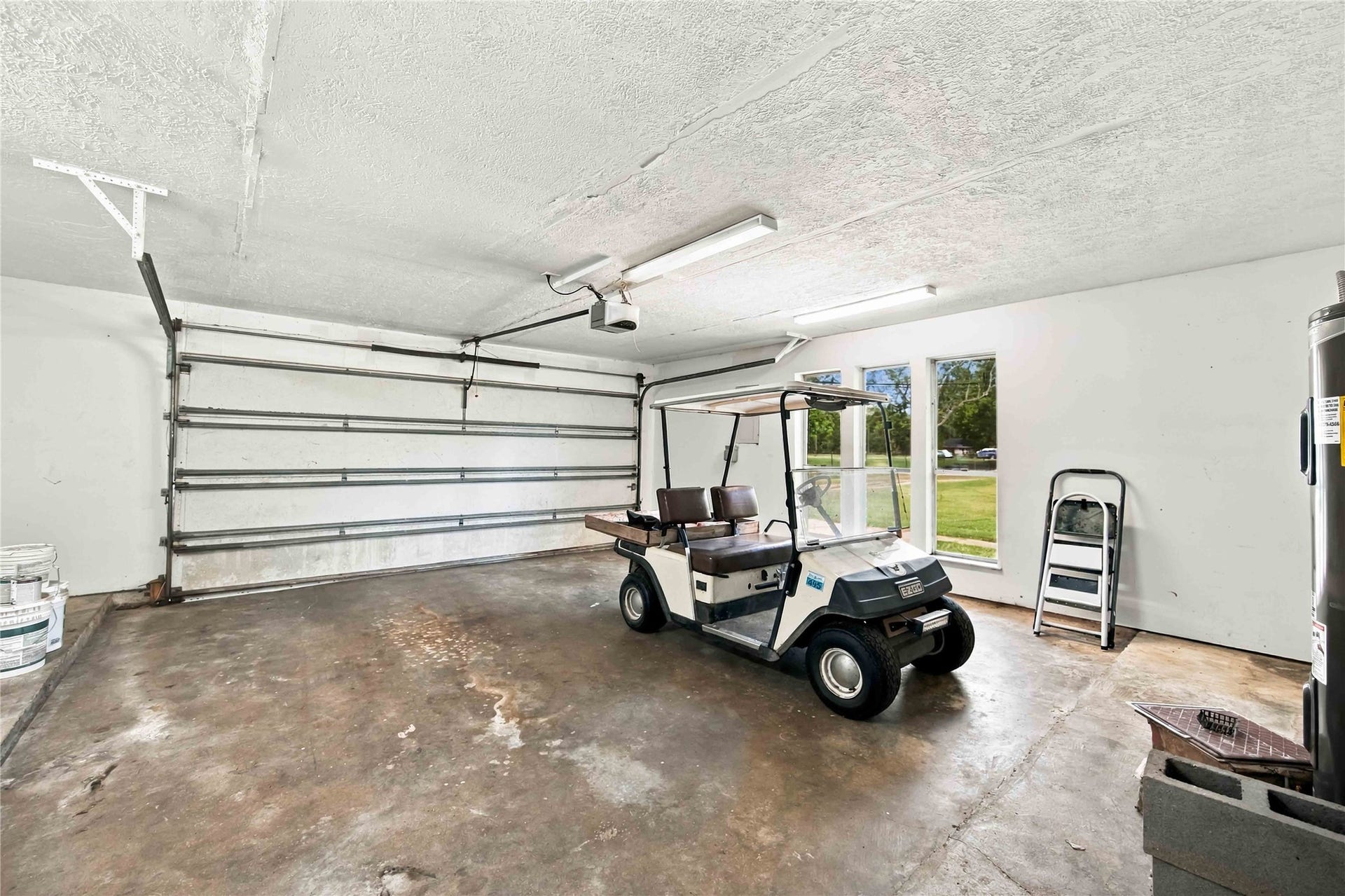 4697 Wickwillow Lane, Alvin, TX 77511 Large 2 car garage