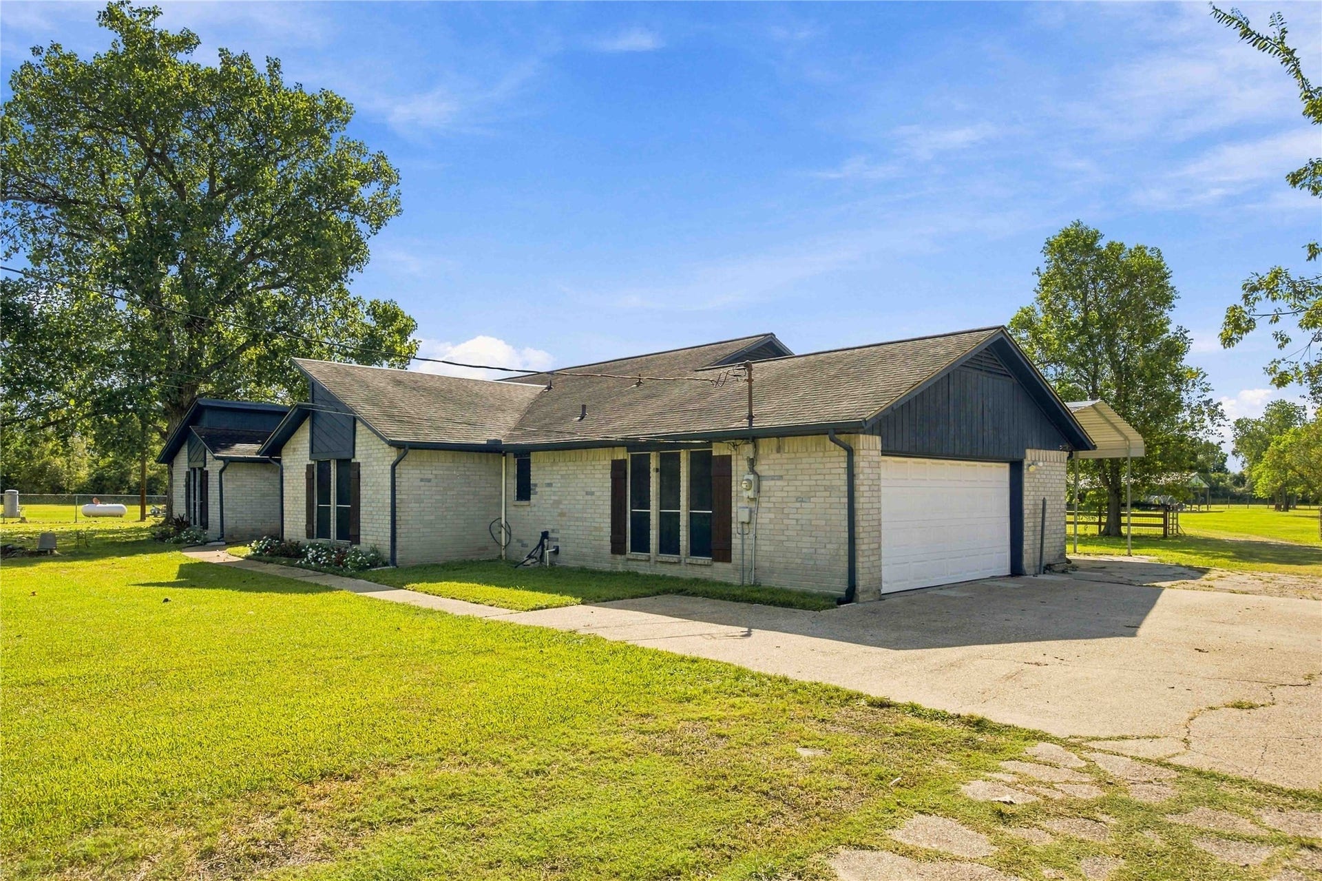 4697 Wickwillow Lane, Alvin, TX 77511 2 car garage and and 2 carport