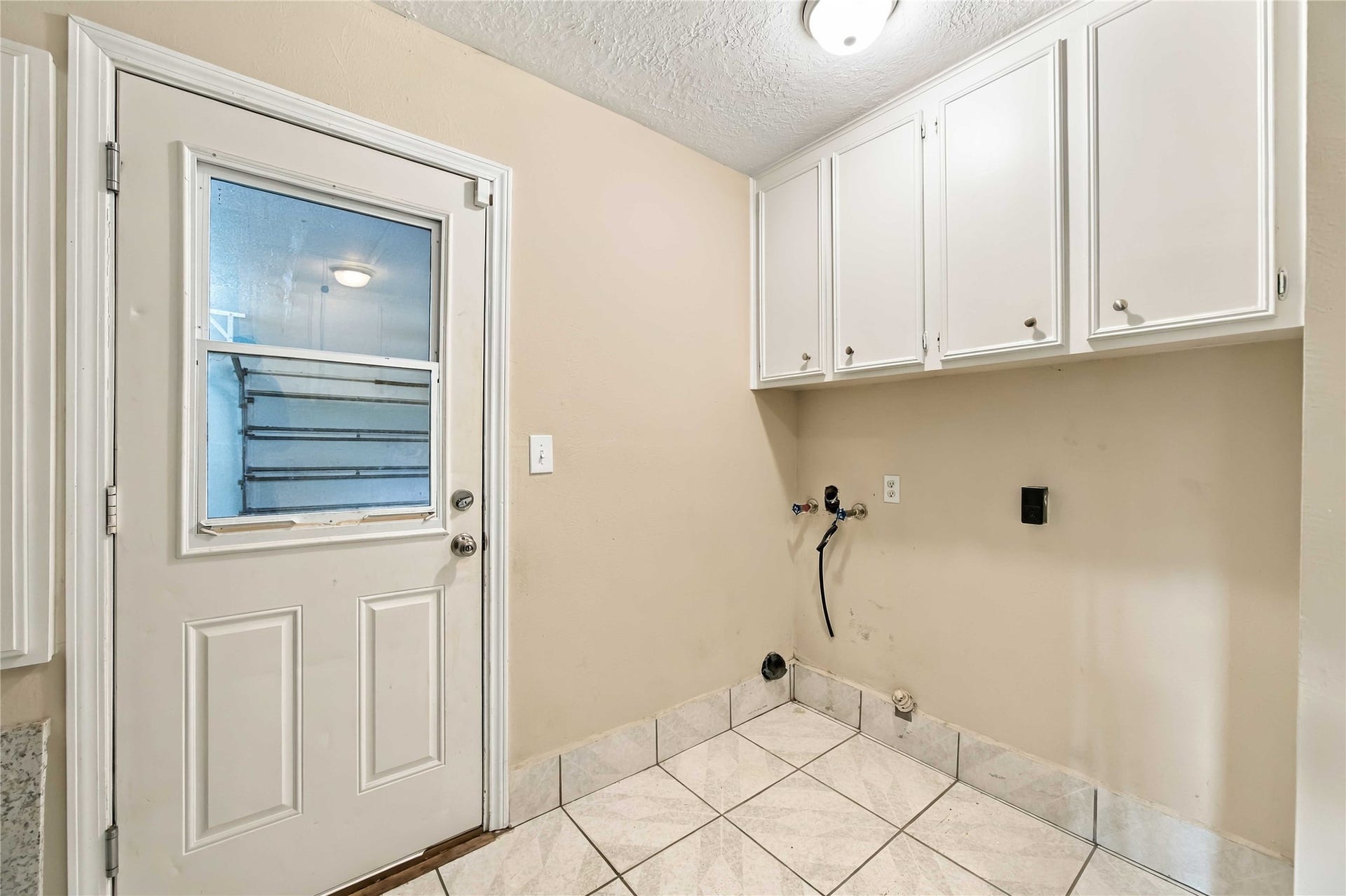 4697 Wickwillow Lane, Alvin, TX 77511 Laundry room on one side.