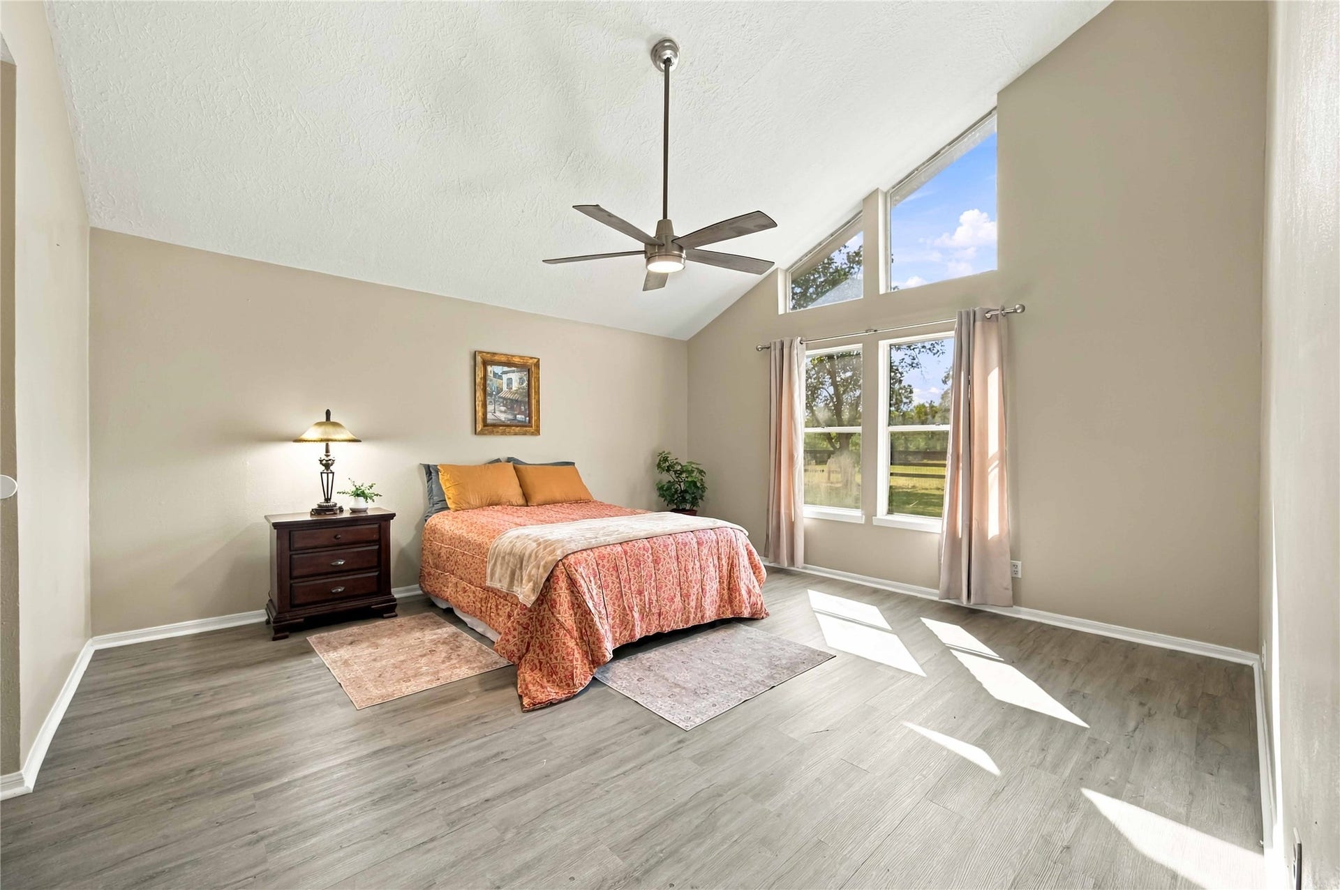 4697 Wickwillow Lane, Alvin, TX 77511 Hugh Primary bedroom. Wood vinly floor.
