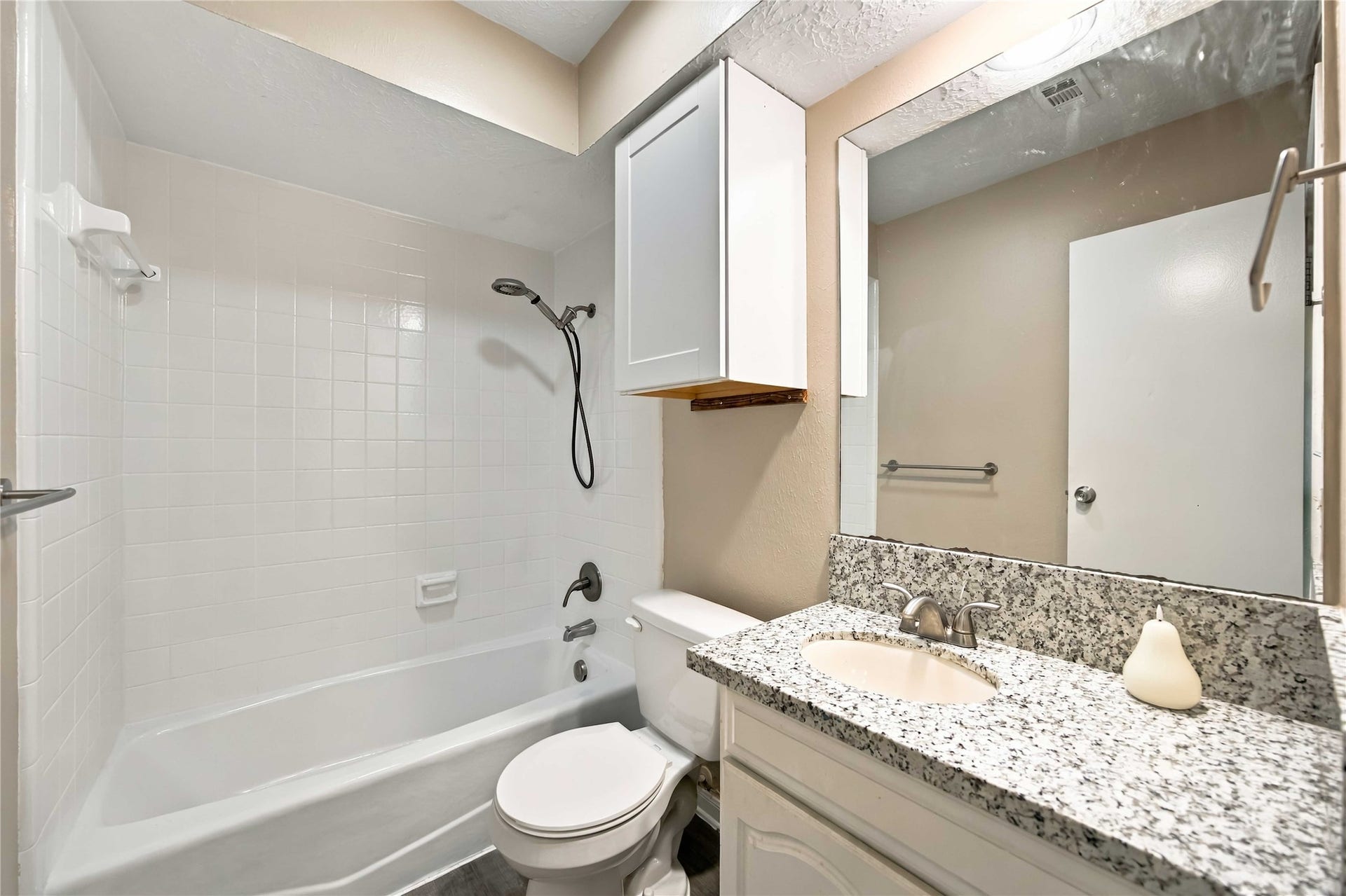 4697 Wickwillow Lane, Alvin, TX 77511 Secondary Bathroom