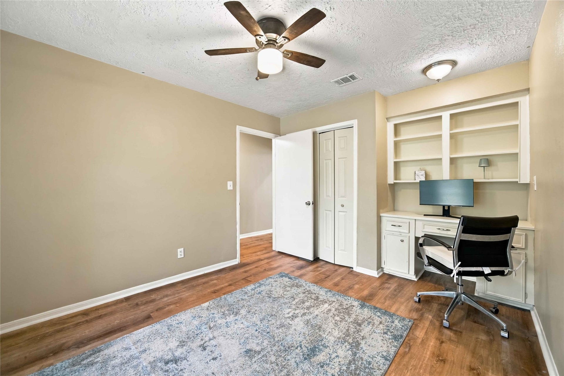 4697 Wickwillow Lane, Alvin, TX 77511 Can be used an office space as well.