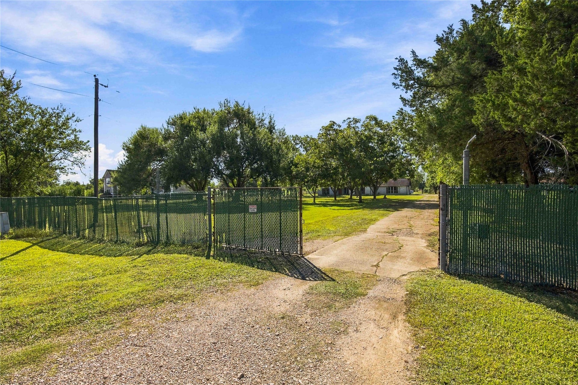 4697 Wickwillow Lane, Alvin, TX 77511 Welcome to 4697 Wickwillow. Enter into the Hurricane security gate.