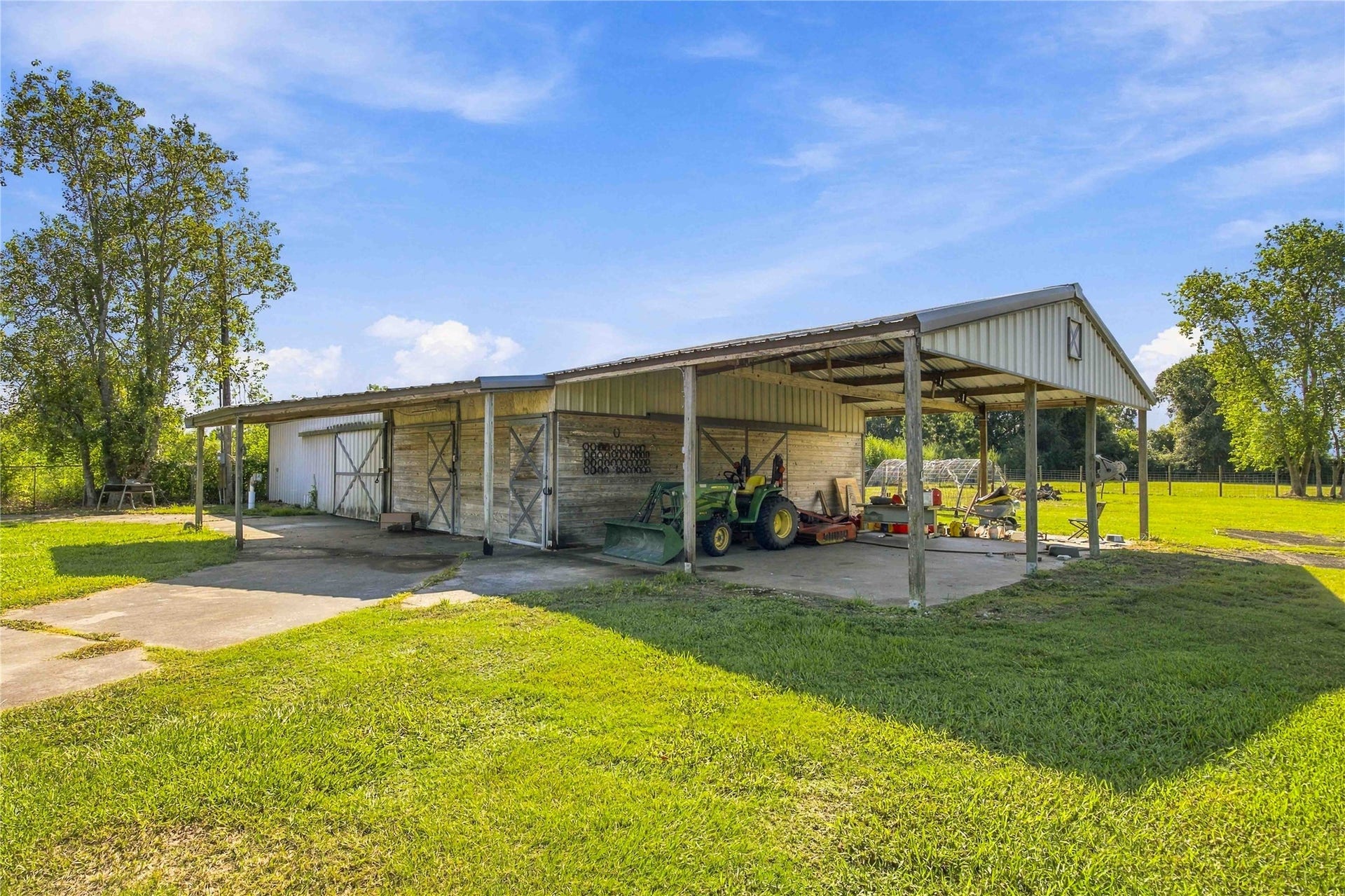 4697 Wickwillow Lane, Alvin, TX 77511 The building also hosuses two animal stalks