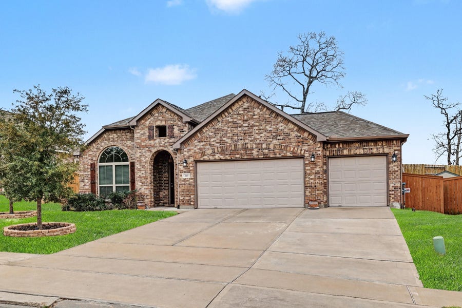 Property photo for 320 Red Maple Lane, Conroe, TX