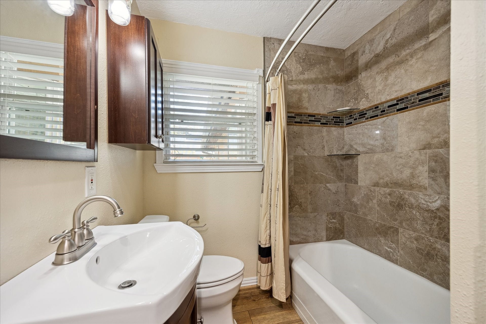 1325 Curtin Street, Houston, TX 77018 Secondary bathroom with tub/shower combo