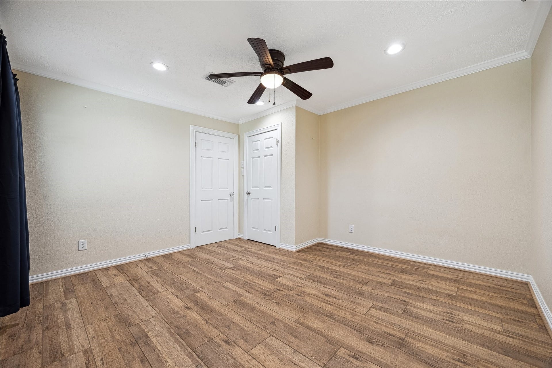 1325 Curtin Street, Houston, TX 77018 Second of two secondary bedrooms