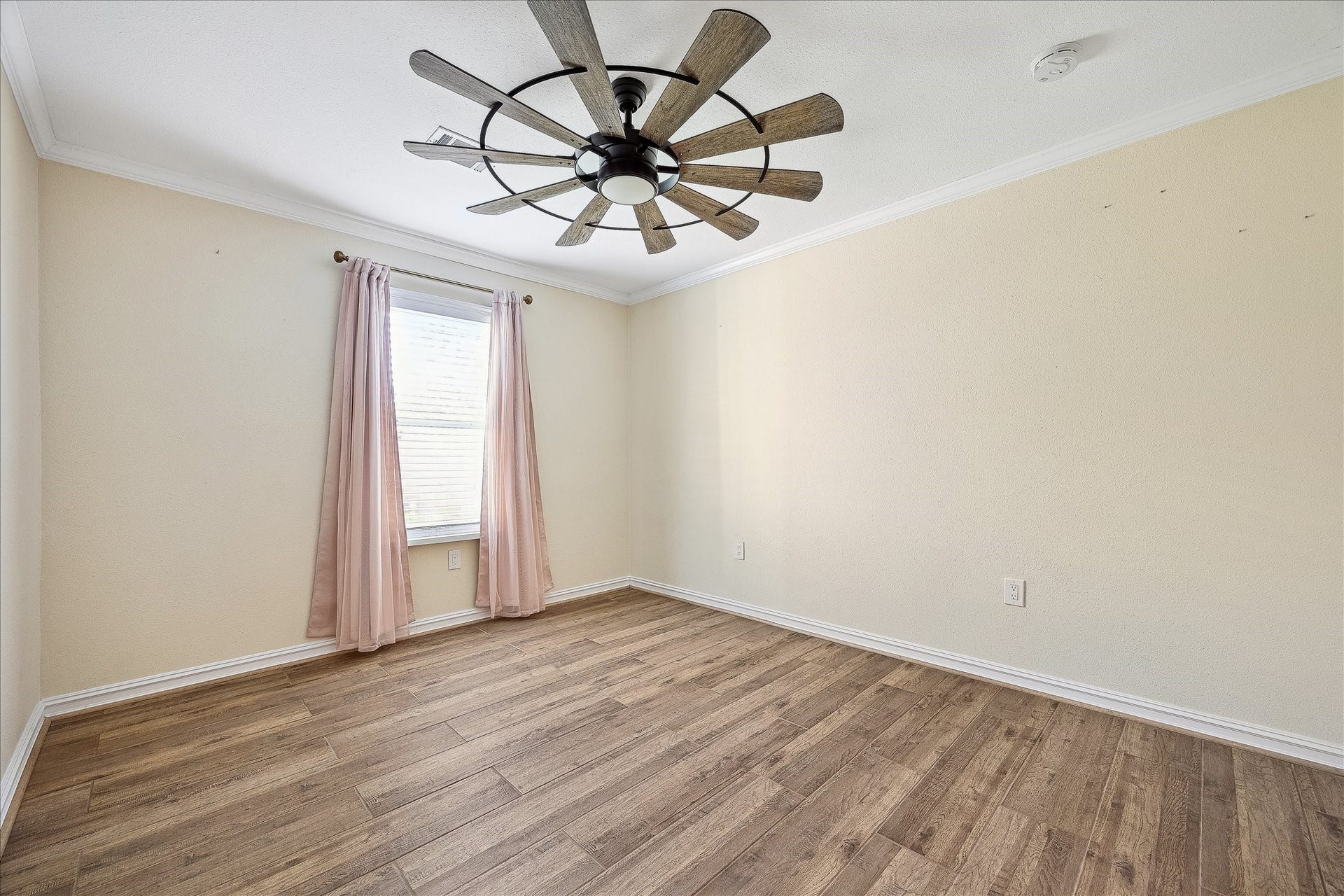 1325 Curtin Street, Houston, TX 77018 Flex room is perfect as a game room, play room, media room, home office, or even 4th bedroom