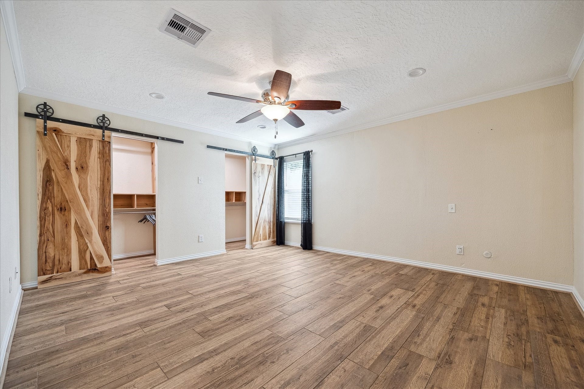 1325 Curtin Street, Houston, TX 77018 Large primary suite with double closets