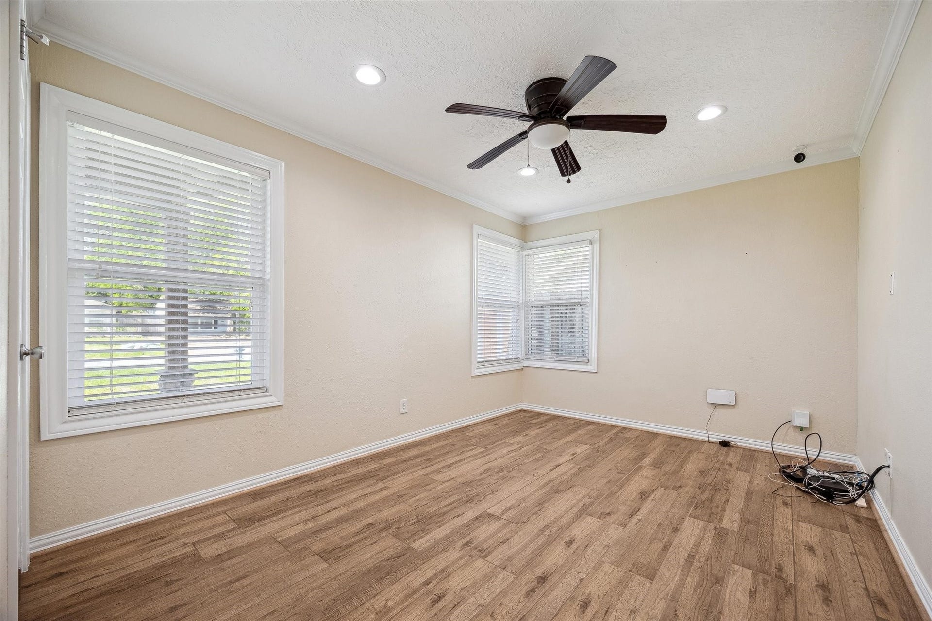 1325 Curtin Street, Houston, TX 77018 One of two secondary bedrooms