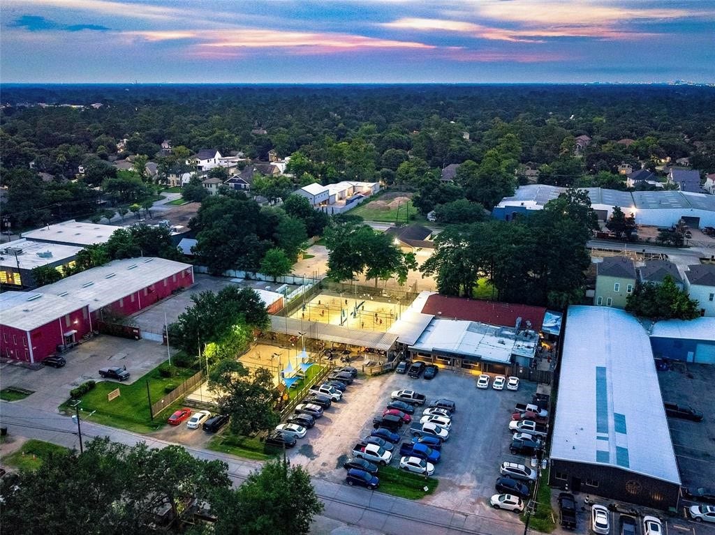 1325 Curtin Street, Houston, TX 77018 Close proximity to area restaurants, bars and retail