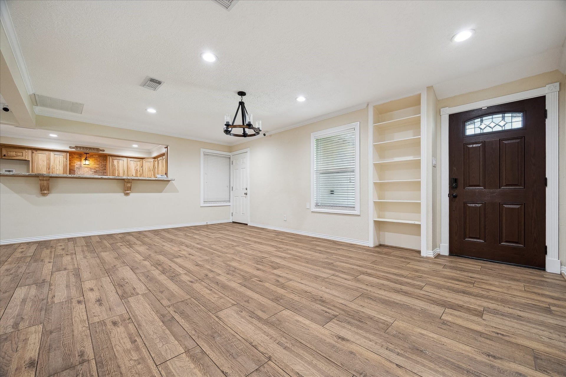1325 Curtin Street, Houston, TX 77018 Large dining area conveniently located adjacent to the kitchen