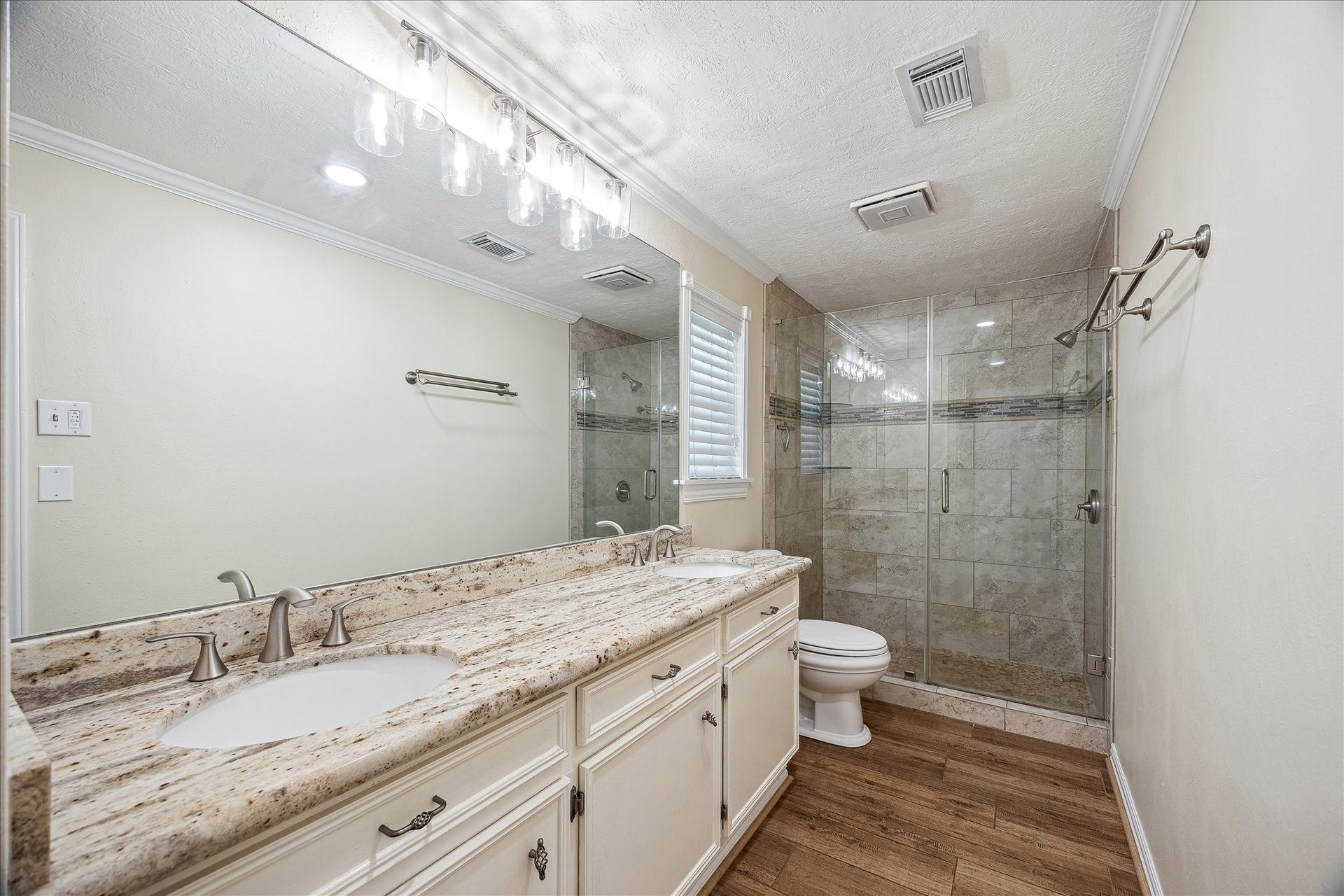 1325 Curtin Street, Houston, TX 77018 Primary bath features double vanities and walk-in shower