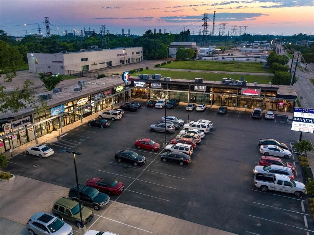 1325 Curtin Street, Houston, TX 77018 Close proximity to area restaurants, bars and retail