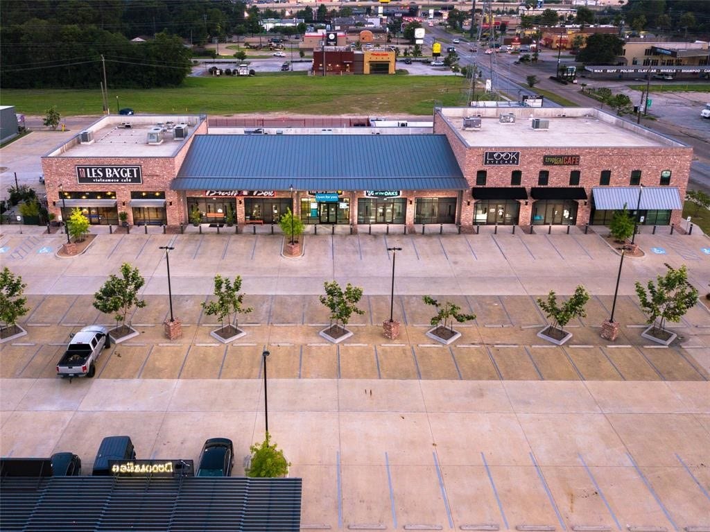 1325 Curtin Street, Houston, TX 77018 Close proximity to area restaurants, bars and retail