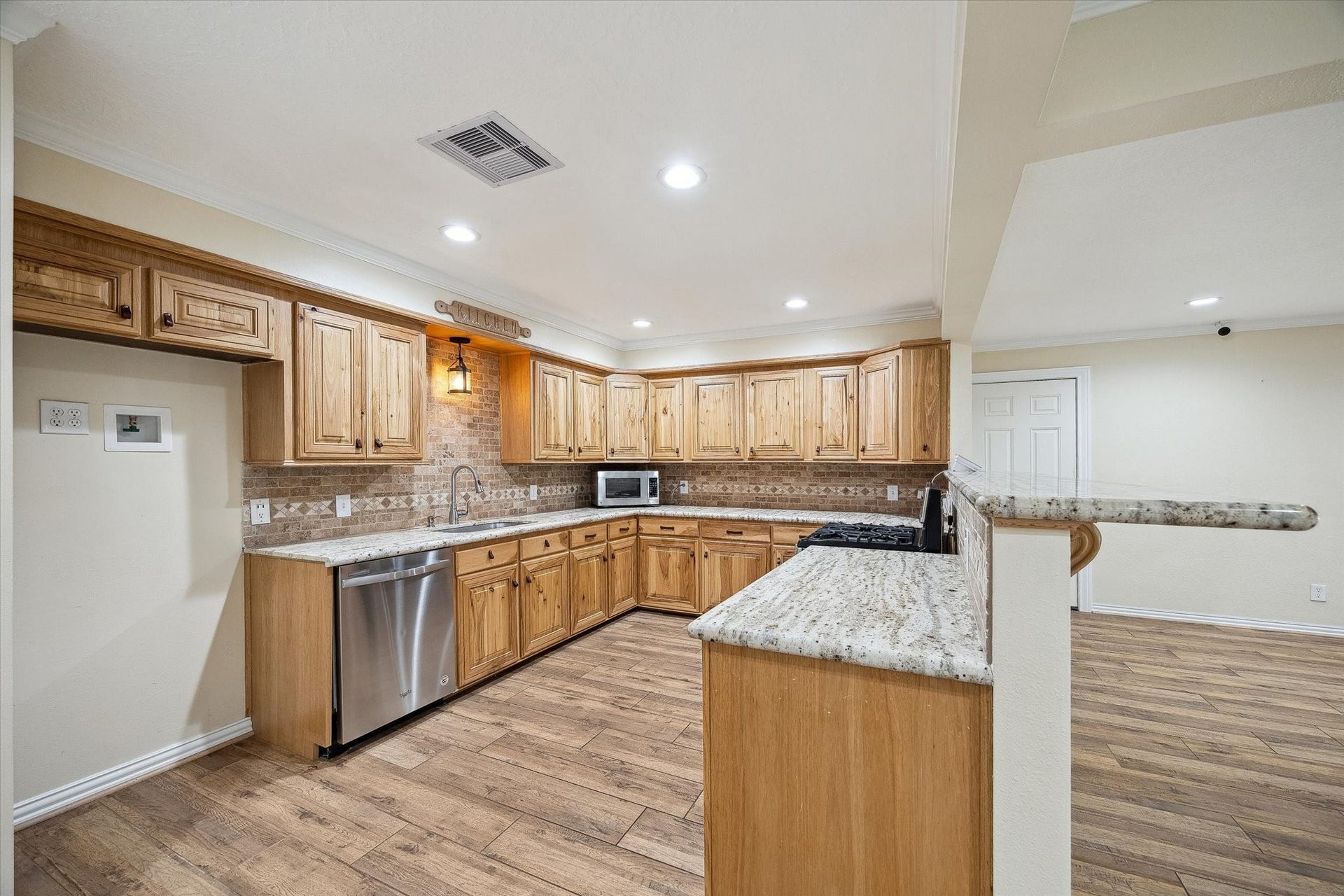 1325 Curtin Street, Houston, TX 77018 Large kitchen with tons of cabinet / counter space
