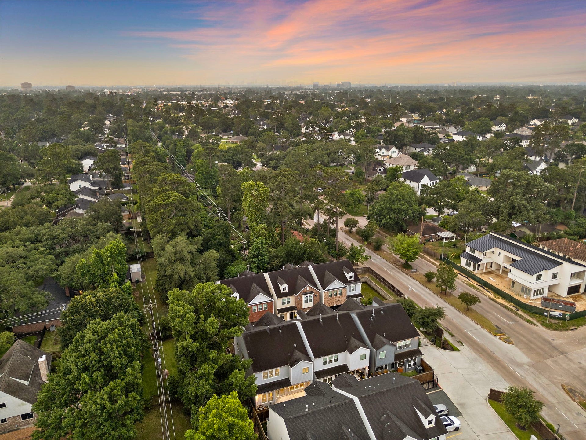 4926 Ella Boulevard, Houston, TX 77018 Beautiful small gated community nestled amongst the Oak Forest and Shepherd Park Plaza neighborhoods. Close to many local restaurants and parks.