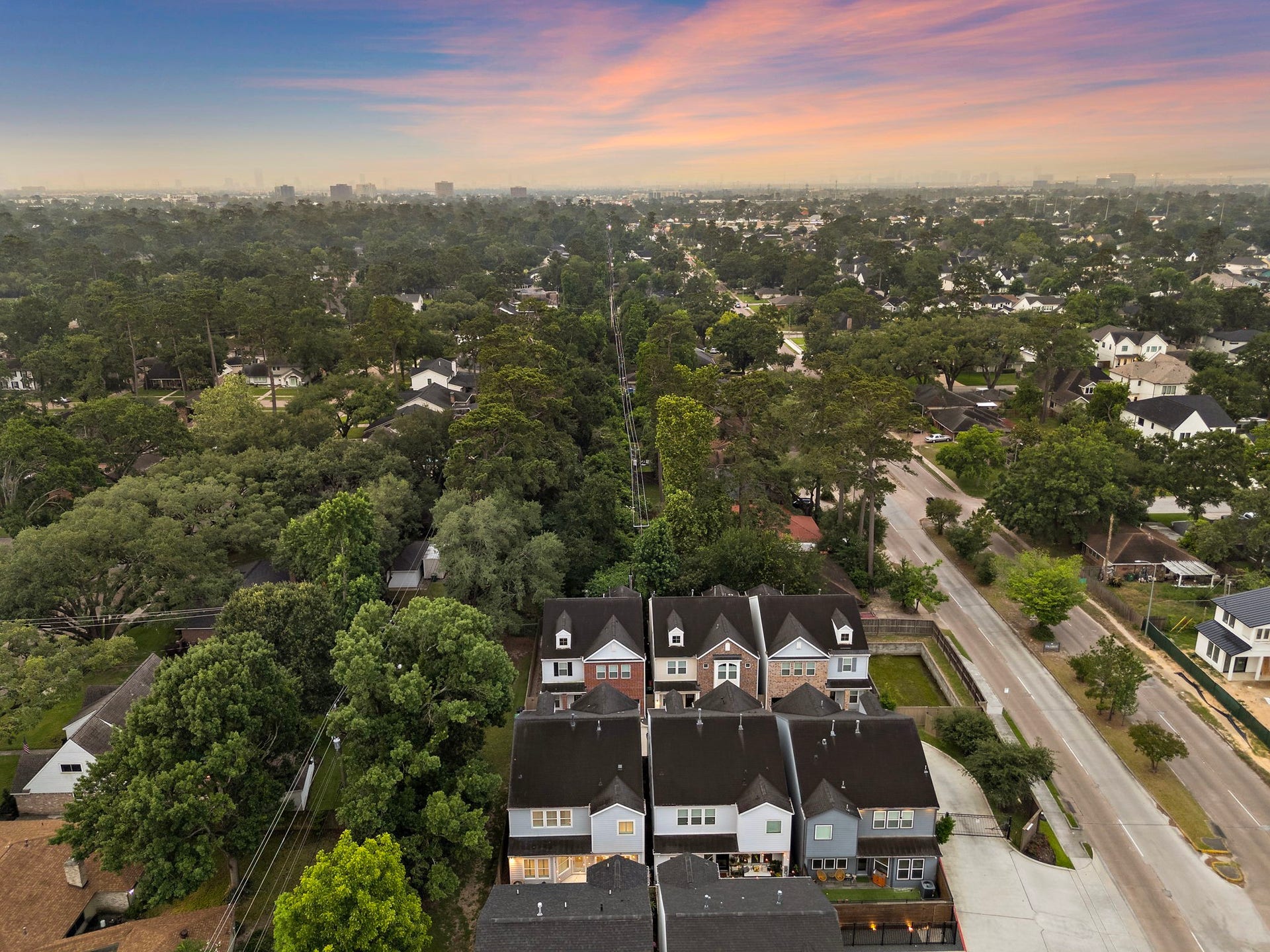 4926 Ella Boulevard, Houston, TX 77018 Beautiful small gated community nestled amongst the Oak Forest and Shepherd Park Plaza neighborhoods. Close to many local restaurants and parks.