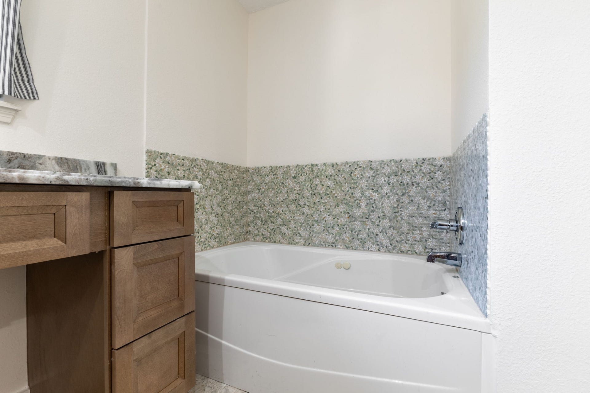 6506 Jadecrest Drive, Spring, TX 77389 jetted tub with marble tile