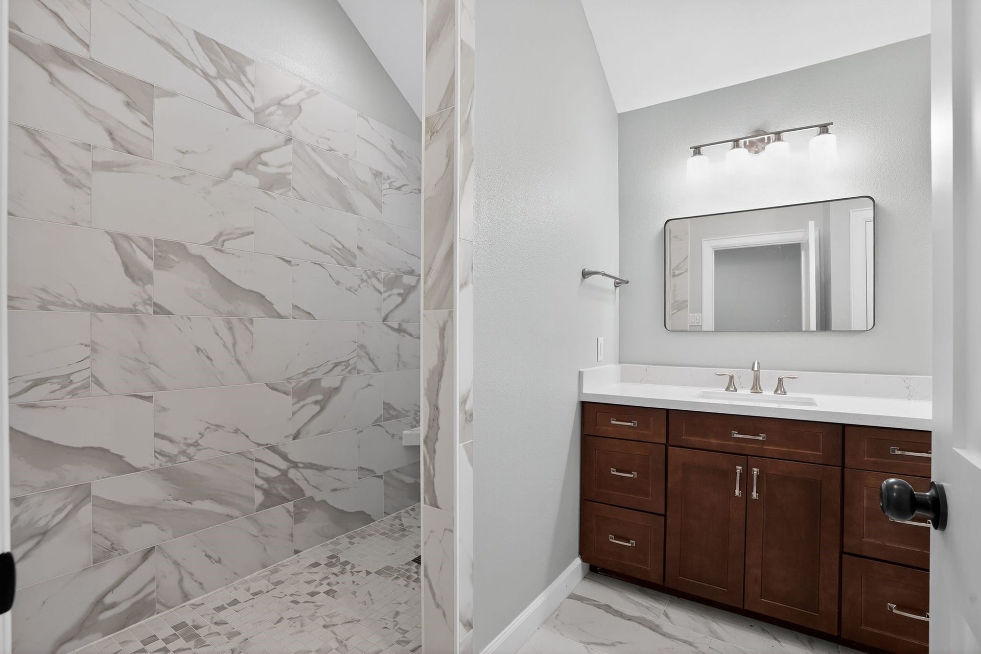 6506 Jadecrest Drive, Spring, TX 77389 Huge walk in shower