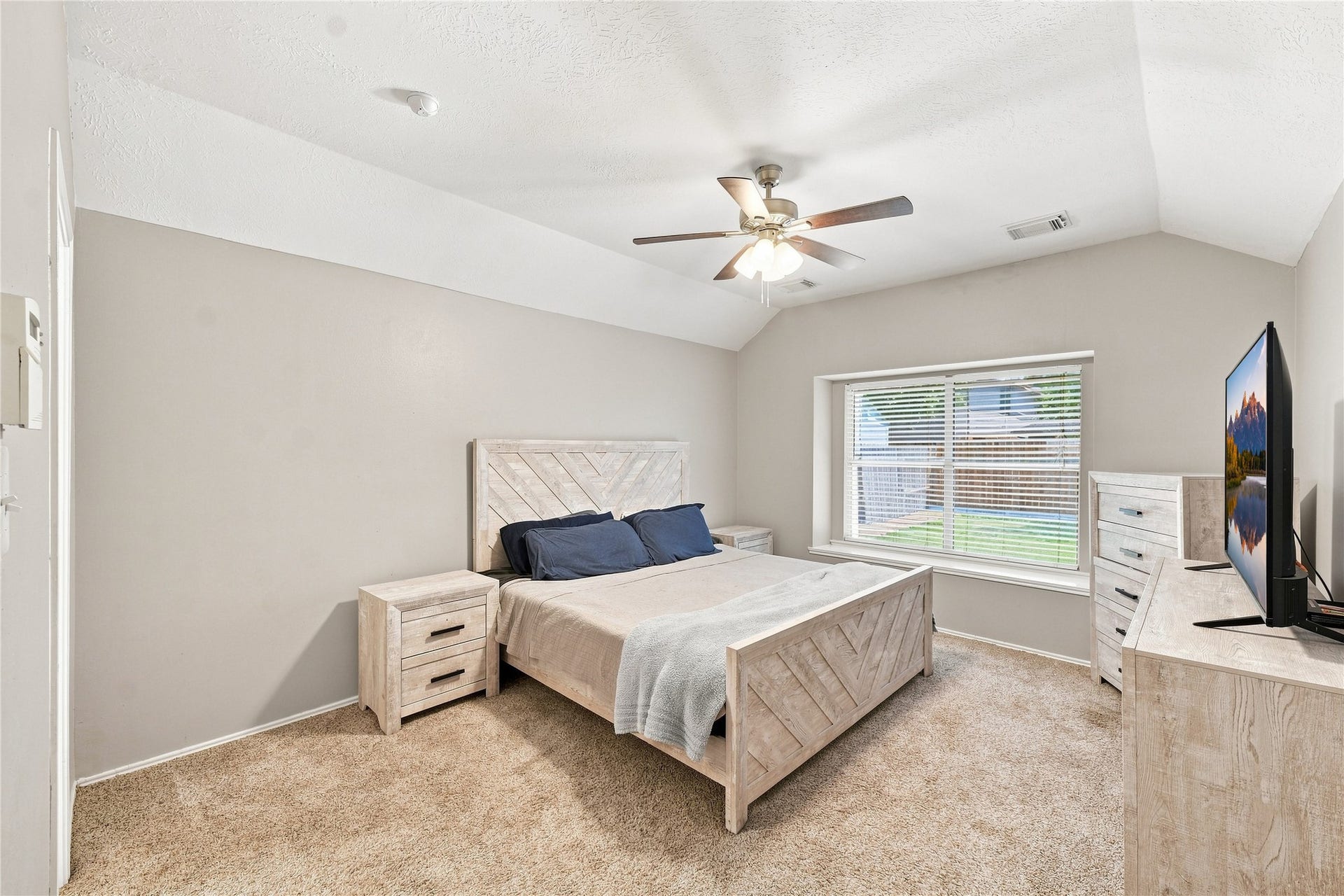 217 Fox Springs Court, Dickinson, TX 77539 primary downstairs