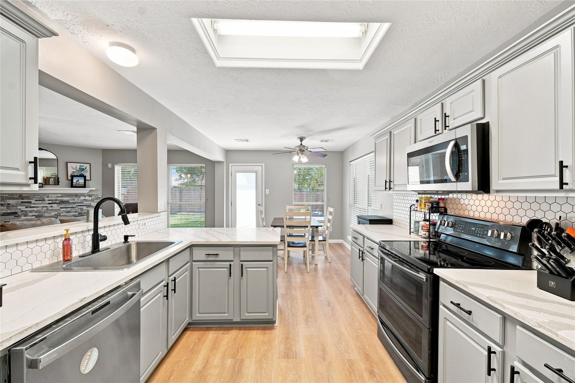 217 Fox Springs Court, Dickinson, TX 77539 217 Fox Springs Court, Dickinson, TX 77539