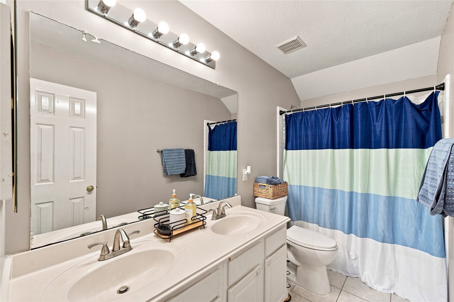 217 Fox Springs Court, Dickinson, TX 77539 full bath upstairs