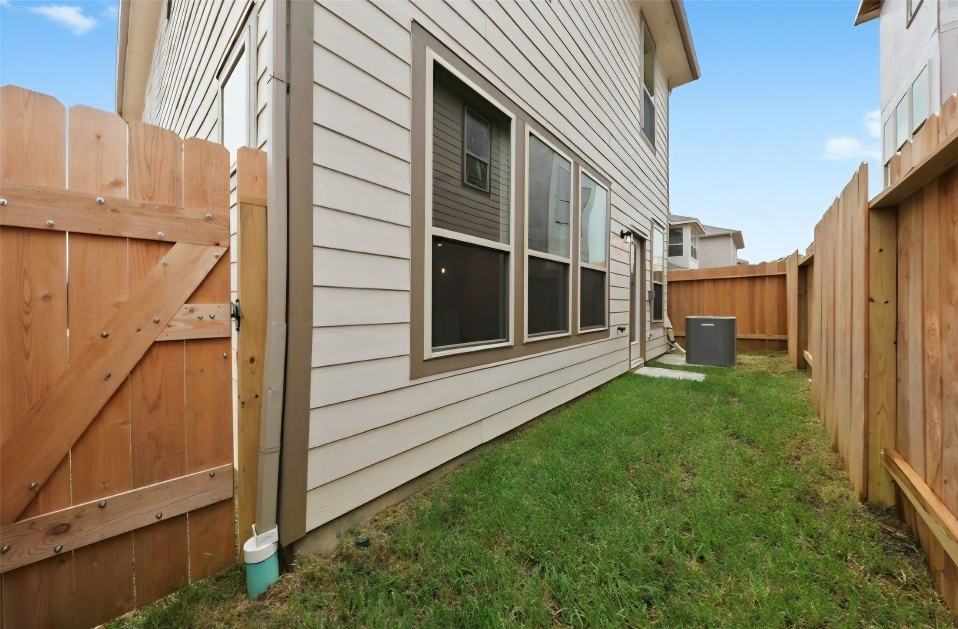 3104 Dakota Falls Drive, Houston, TX 77063 backyard area